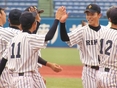 ハイタッチを交わす田中誠也（２年）・中川颯（１年）