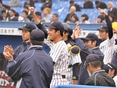 盛り上がるベンチの様子