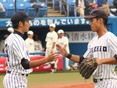 ハイタッチを交わす竹葉章人（１年）・笠松悠哉（４年）