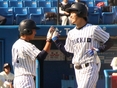 ハイタッチを交わす村山直也（1年）・鷲津澄（2年）