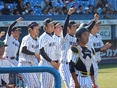 ベンチから飛び出す選手の様子