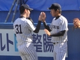 ハイタッチを交わす櫻庭勇貴（2年）・千田雄大（1年）