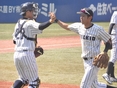ハイタッチを交わす藤野隼大（３年）・江藤勇治（３年）