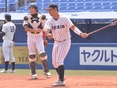 ノックを打つ坂本憲吾（４年・学生コーチチーフ）