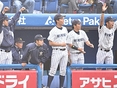 盛り上がるベンチの様子