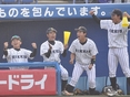 盛り上がるベンチの様子