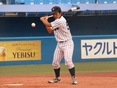 ノックを打つ黒沢康太（４年・学生コーチチーフ）