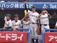 盛り上がるベンチの様子