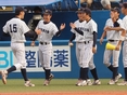 ハイタッチを交わす選手たちの様子