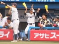 盛り上がるベンチの様子