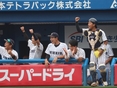 盛り上がるベンチの様子