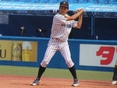 ノックを打つ小松田卓宏学生コーチチーフ（４年）