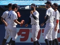 ベンチに戻る選手達