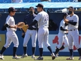 ベンチに戻る選手達