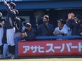 盛り上がるベンチの様子