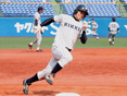 三塁を駆け抜ける田中宗一郎（4年）