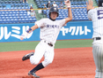 三塁へスライディングする西藤勇人（2年）