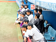 戦況を見つめる選手たち