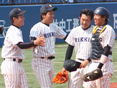対法大第二回戦、最終回を無失点に抑えた宇津井（4年）を迎え入れる選手たち