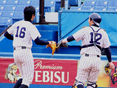 ハイタッチを交わす佐藤勇吾（1年）と山田祐輔（2年）