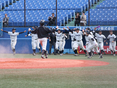 対早大戦でタイ・ブレークを制し歓喜に沸く選手たち