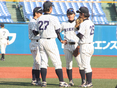 守備前に集まる内野陣