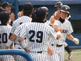 ベンチに迎えられる西藤勇人（3年）