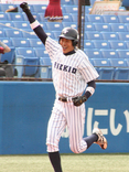 対早大戦、本塁打を放ちガッツポーズをする長谷川直史（4年）