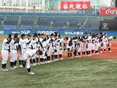 試合後、応援席に挨拶をする様子