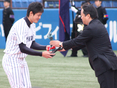 閉会式時、首位打者で表彰される那賀裕司（4年）