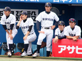 戦況を見つめる選手たち