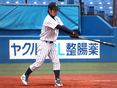 ノックを打つ高野敬介（4年・新人監督）