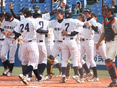 最終戦をサヨナラ勝ちで締めくくり、歓喜に沸く選手たち