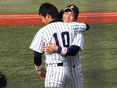 対法大二回戦、ヒーローインタビューの後に抱き合う岡崎（4年）と山田（3年）