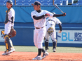 ノックを打つ高野敬介（4年・新人監督）