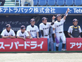 戦況を見つめるベンチの様子