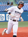 対法大戦、本塁打を放った岡部通織（2年）