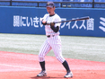 ノックを打つ牧野学（4年・新人監督）