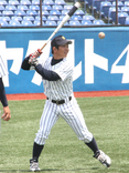 外野ノックを打つ牧野学（3年・新人監督補佐）