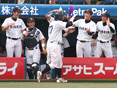 本塁打を放った平本（3年）を迎え入れる選手たち
