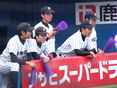 戦況を見つめる選手たち