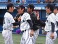 選手を迎え入れるベンチの様子