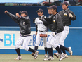 得点を挙げ、ベンチから飛び出す選手たち