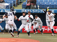 逆転の瞬間、ベンチから飛び出す選手たち
