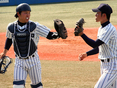ハイタッチを交わす鈴木貴弘（2年）と田村（1年）