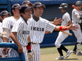 選手を迎え入れるベンチの様子