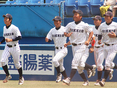 勝利を決め、ベンチから飛び出す選手たち