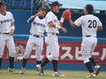 澤田圭（1年）を迎え入れるベンチの様子