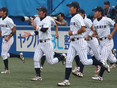 勝ち点を挙げ、ベンチから飛び出す選手たち