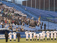 試合後、スタンドに挨拶する選手たち